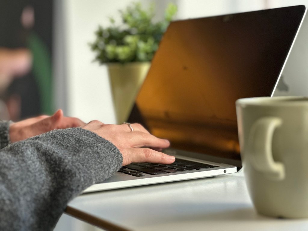 Canva za početnike – saznaj kako naučiti raditi u Canvi i zašto je ova vještina odličan prvi korak za Virtual Assistant i online posao.